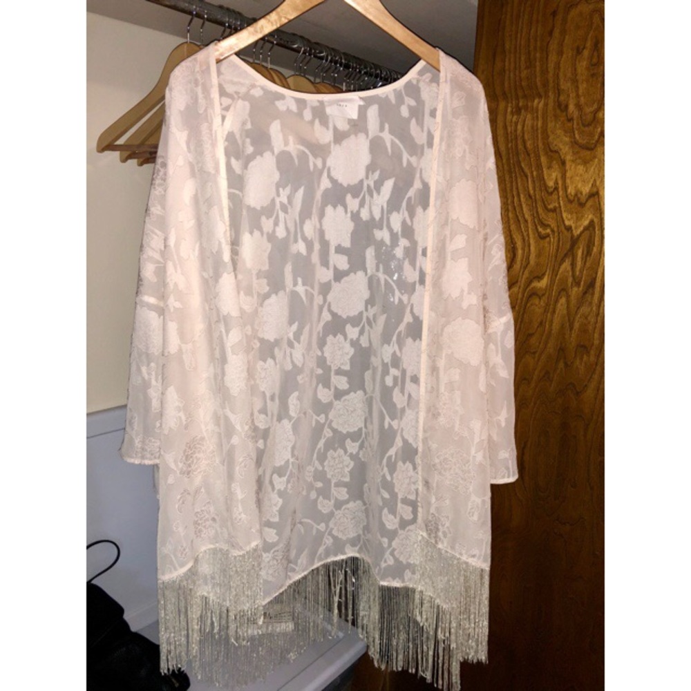 Kimono; white; flowy; top; fringe